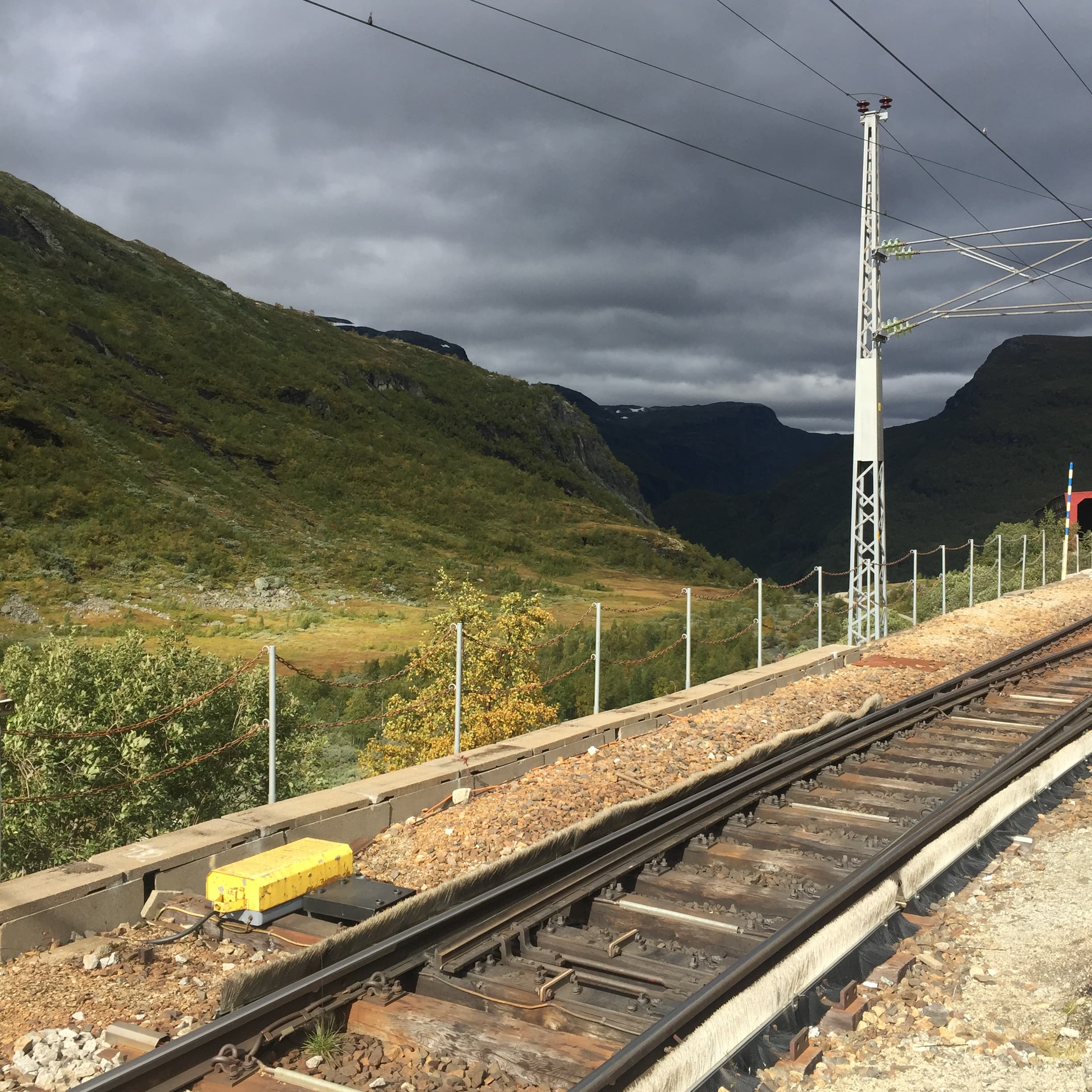 2017 年 9 月，Flåm 的高山小火车。相机进水了。